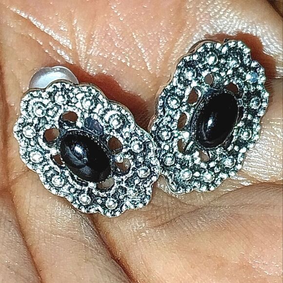 Vintage geometric cutout carved stud earrings - Picture 1 of 5